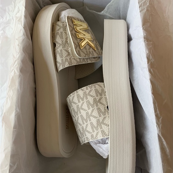 MICHAEL KORS PLATFORM SLIDE NEW. Let’s get ready for summer! - Picture 8 of 10